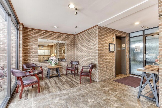Foto del edificio - 3004 Glenmore Ave