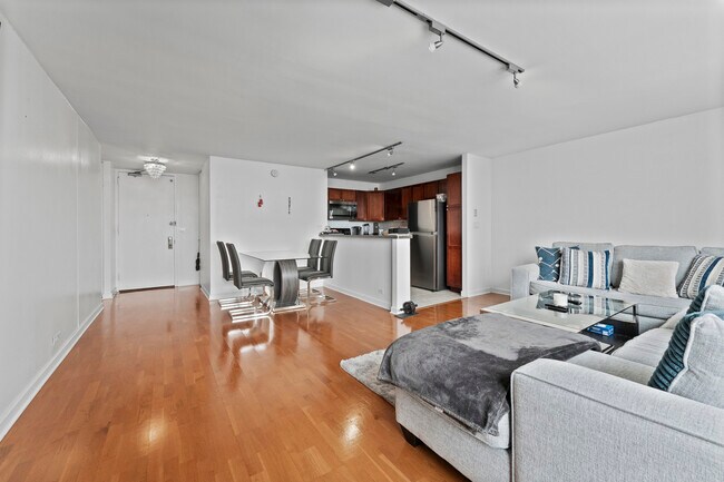 Foto del edificio - 655 W Irving Park Rd