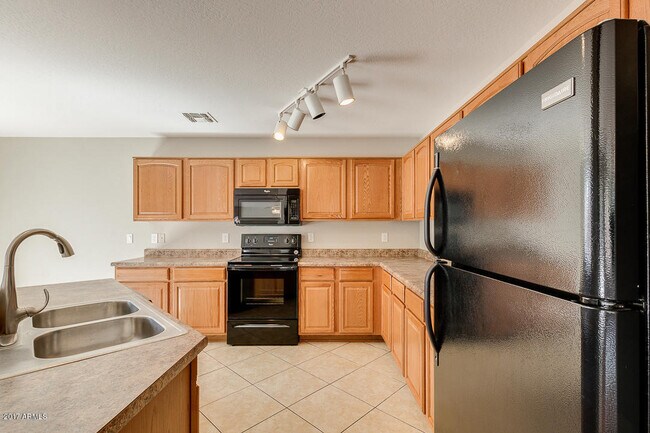 Foto del edificio - 4BR 3 FULL BATHROOMS W/ HUGE LOFT AND LARGE MASTER