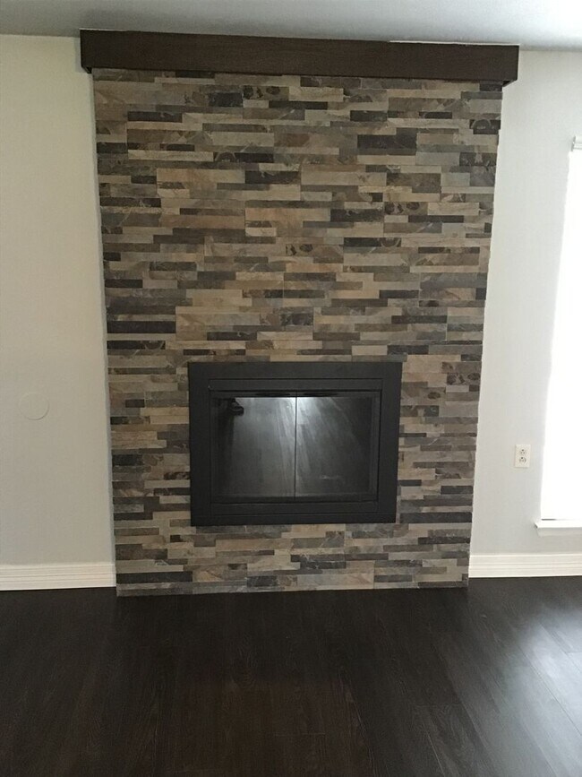 Building Photo - AVAILABLE NOW !