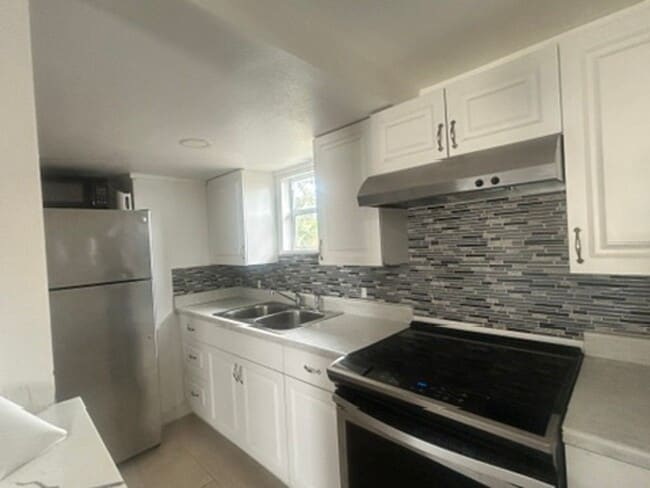 Building Photo - 1 Bedroom/1 Bathroom 1st Floor Duplex AVAILABLE AUGUST 7th!