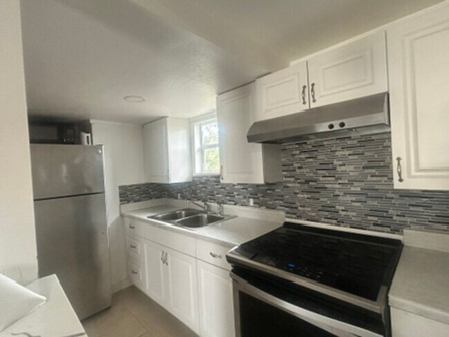 Foto del edificio - 1 Bedroom/1 Bathroom 1st Floor Duplex AVAILABLE AUGUST 7th!