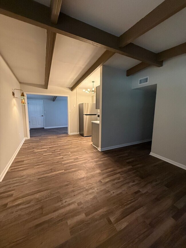 Building Photo - Fully Renovated Mid Century House!