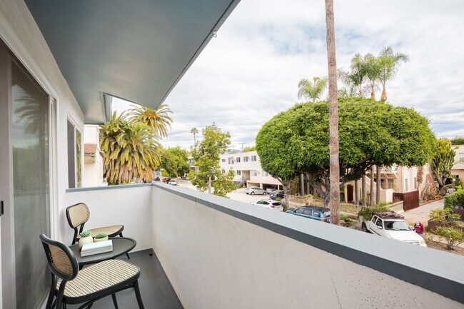 Interior Photo - 921 N Gardner St