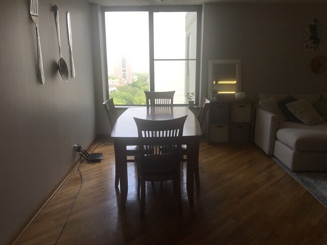 Foto del edificio - 1339 N Dearborn St