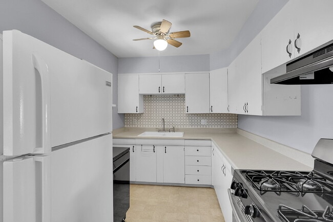 Building Photo - $2,050.00, 3-bed, 2 bath, located in Color...