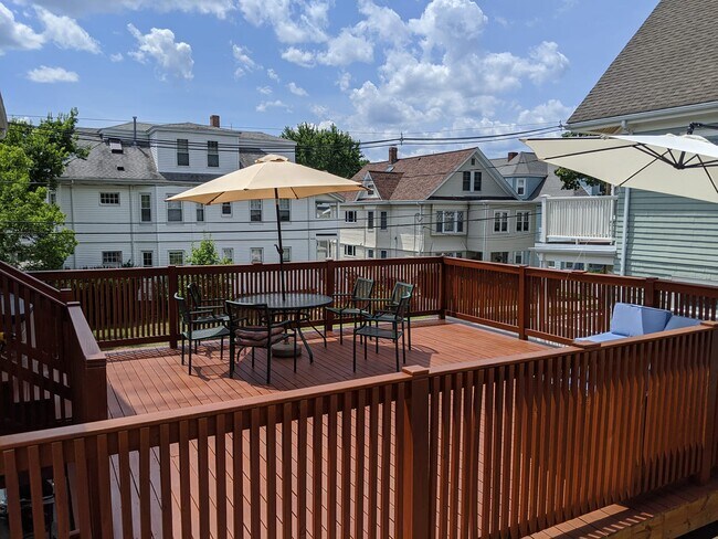 Building Photo - 27 Lake St