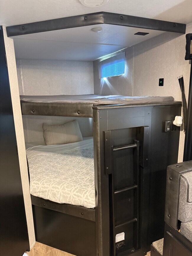 Foto del edificio - 48 Enos Dr