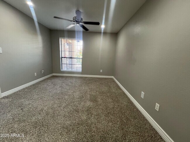 Foto del edificio - 1351 N Pleasant Dr