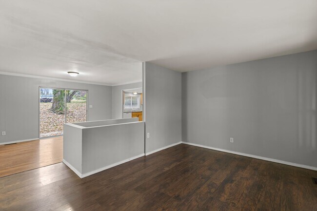 Foto del edificio - MOVE IN READY! Passed Occupancy. Move in before the holidays!