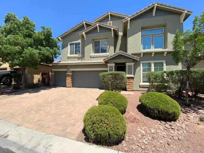 Foto del edificio - GORGEOUS UPGRADED 3 BED, 3 BATH