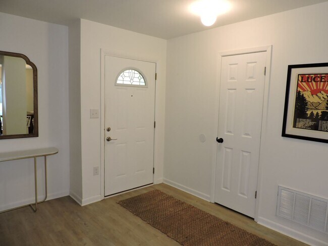 Building Photo - Fully furnished home in Northeast Pensacola!