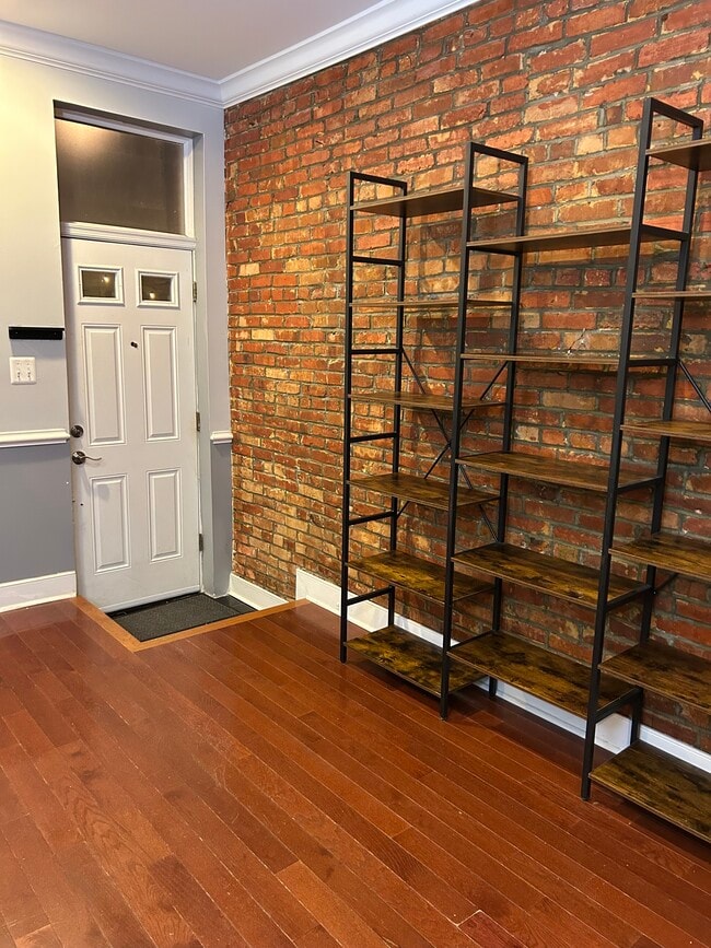 Living room - 128 N Belnord Ave