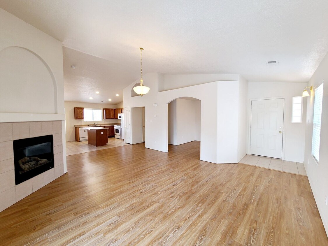 Primary Photo - 3 bed 2 bath home in Huning Ranch
