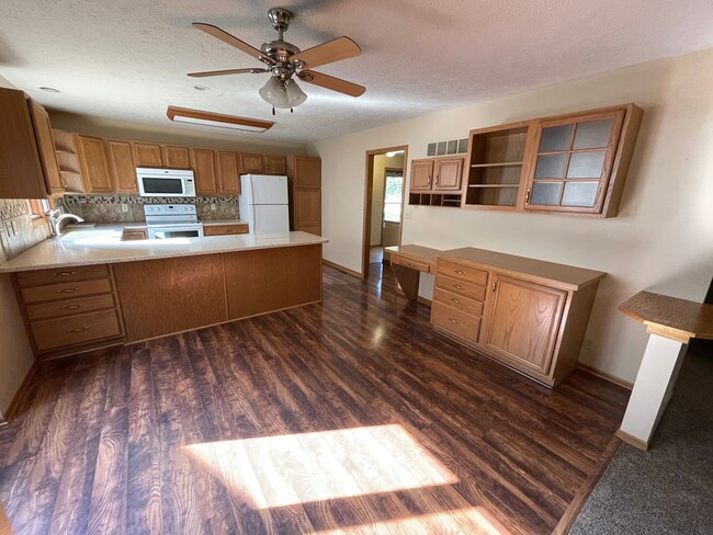 Building Photo - Spacious East Lincoln Townhome