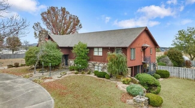 Photo - Large home with shop buildings on 10 acres