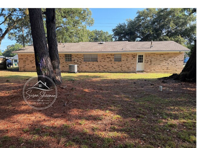 Gran patio trasero - 2065 Camp Wilkes Rd