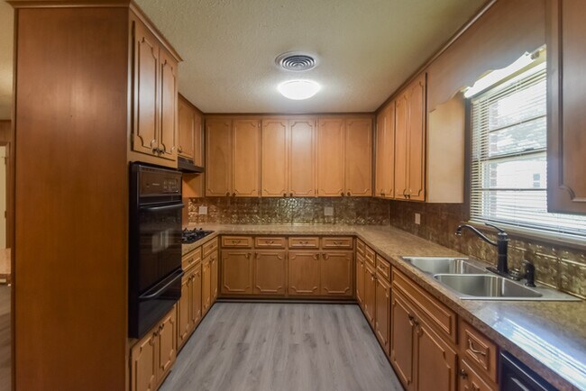 Foto del edificio - 6041 Pineleaf Dr