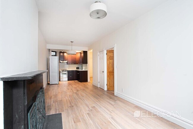 Building Photo - 122 E 91st St