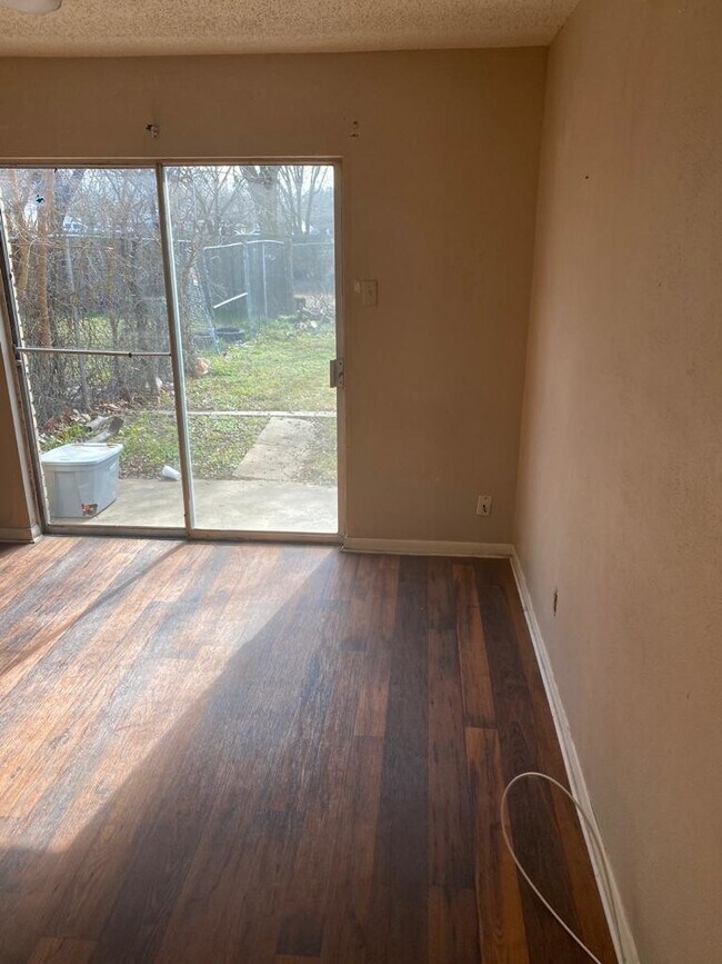 Building Photo - 325 Bonnie View Dr
