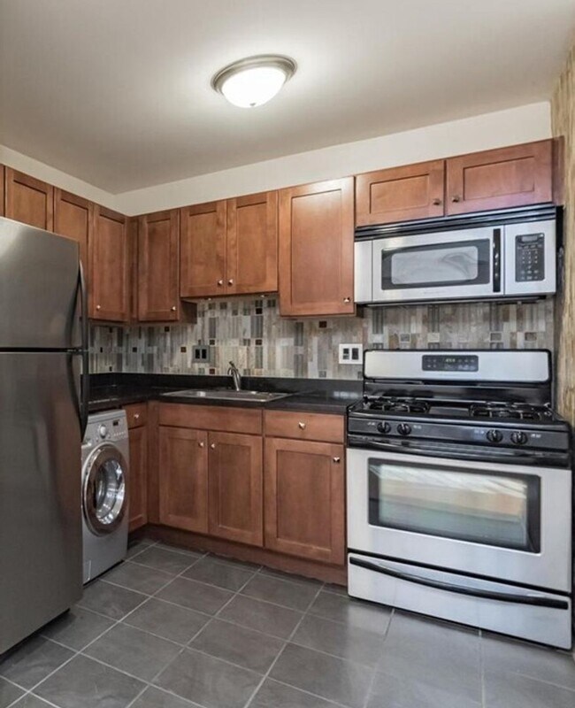 Foto del edificio - Modern 2-Bedroom Apartment with In-Unit La...