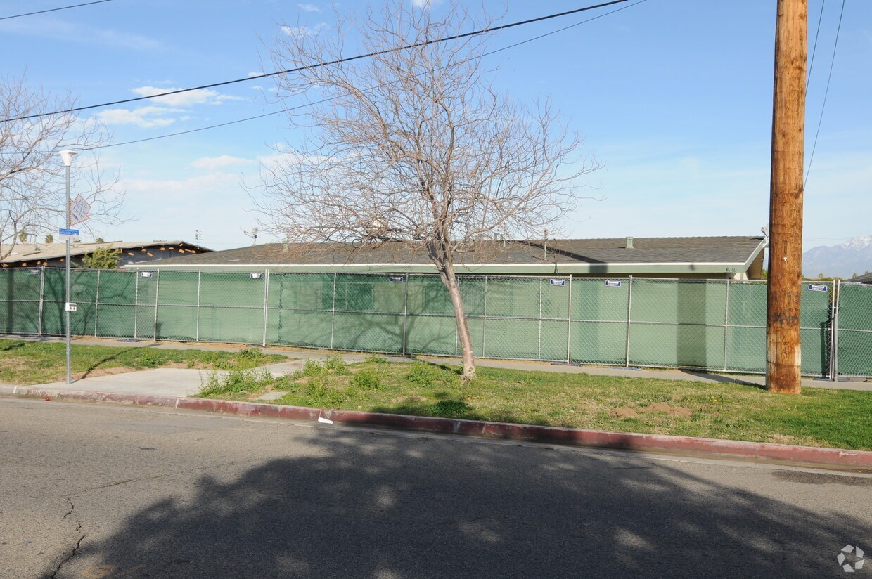 Foto del edificio - 8969-9097 Indiana Ave