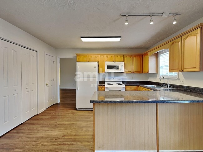 Building Photo - 643 Glenties Dr