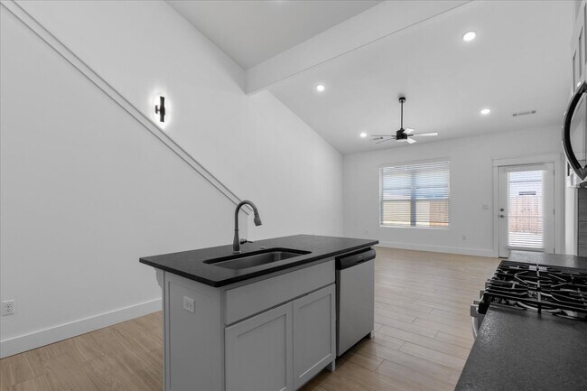 Building Photo - 717 Sun Meadow Dr