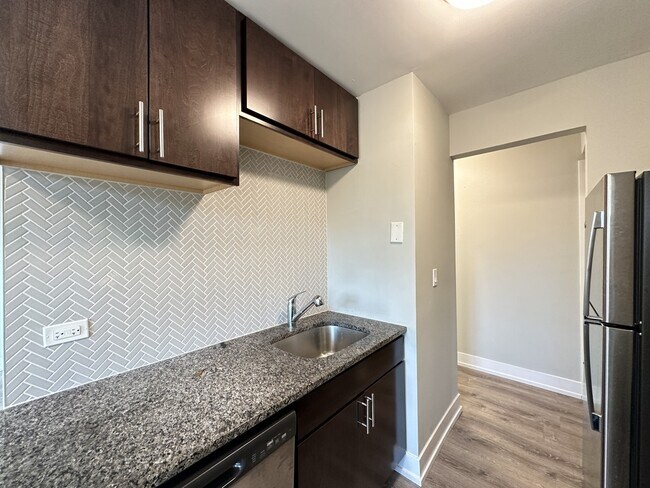Building Photo - 533 W Surf St