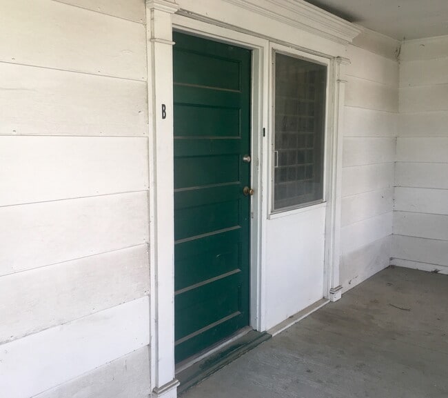 Building Photo - 2 Bedroom Top Level Apartment - ALL UTILIT...
