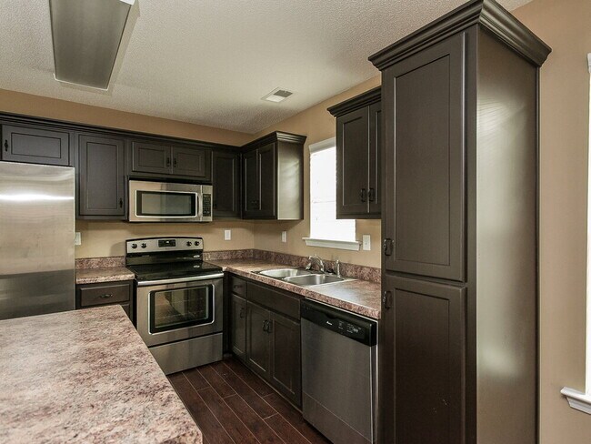 Foto del edificio - 7281 Green Ash Dr