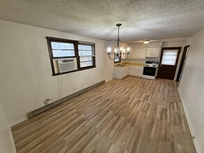 Building Photo - 556 Singer Dr