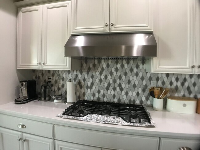 Building Photo - Luxury finishes throughout the home - 3 Be...
