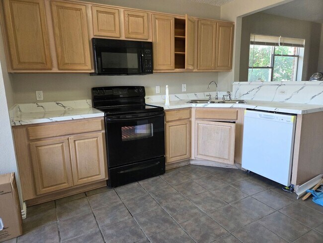 Building Photo - Beautiful 3-2-2 Move In Ready!