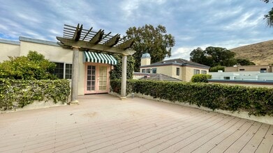 Building Photo - 585 Bluerock Dr