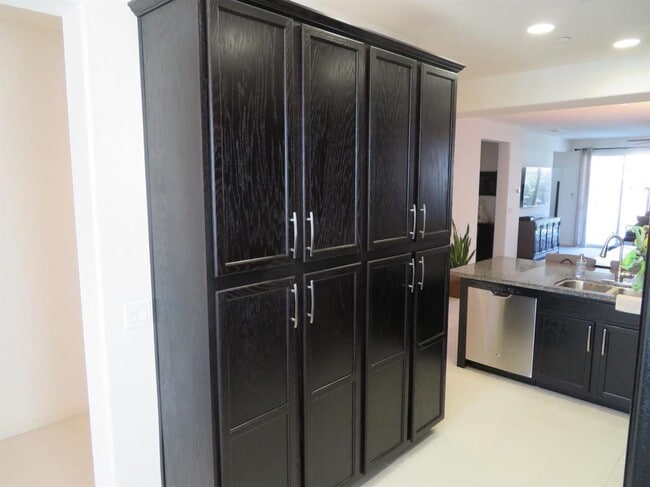 Building Photo - BRIGHT AND CLEAN 3 BED, 2 BATH, 1 STORY HOME IN ELK GROVE