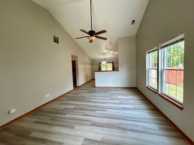 Foto del edificio - Stunning 3 Bedroom/2 Bath home in Pike Tow...