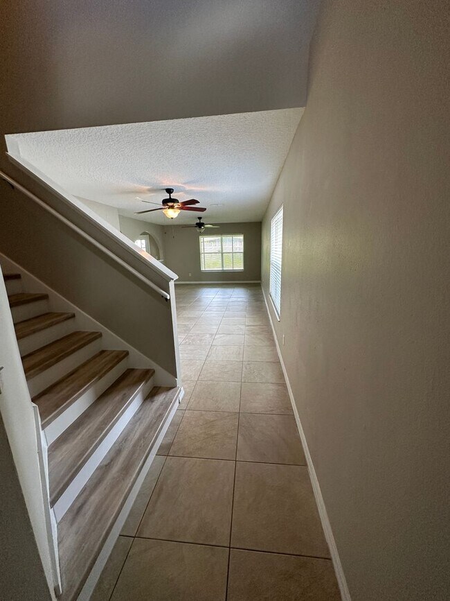 Building Photo - Lovely  3/2.5 Home w/ 2nd floor loft and f...