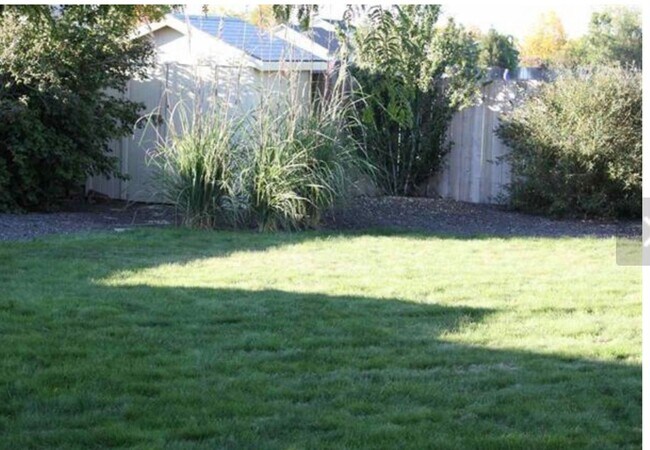 Building Photo - Nice home in great neighborhood