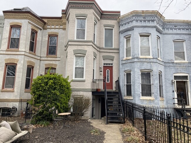 Building Photo - 1122 K St NE