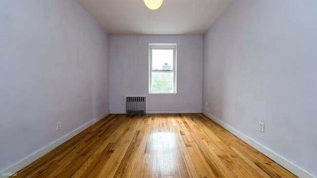Foto del edificio - 100 Manhattan Ave