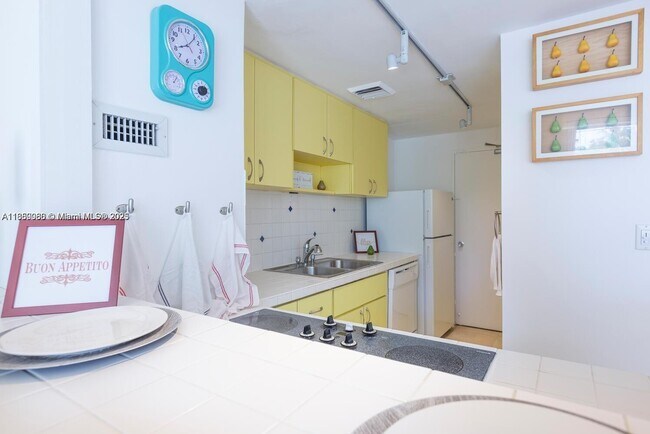 Foto del edificio - 880 NE 69th St