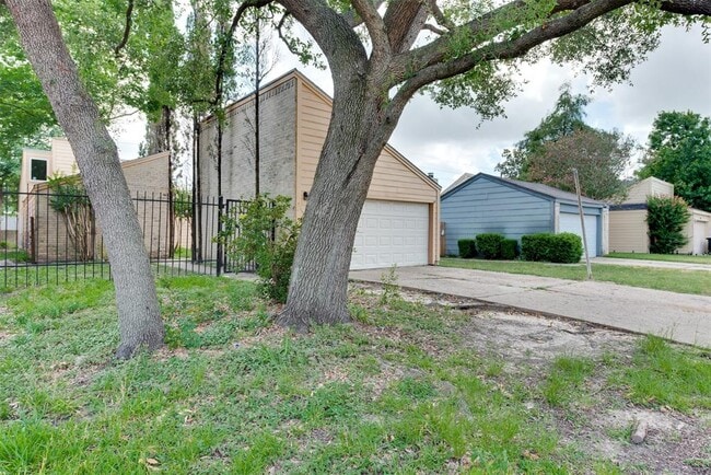 Building Photo - 11922 Lakewood W Dr