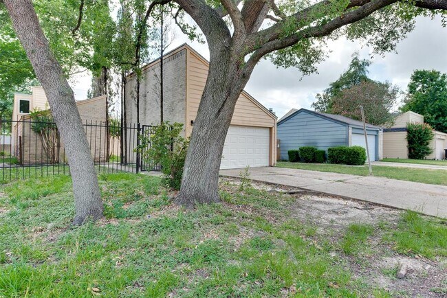 Foto del edificio - 11922 Lakewood W Dr