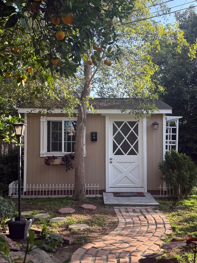 Foto del edificio - 7325 Citronell Ave