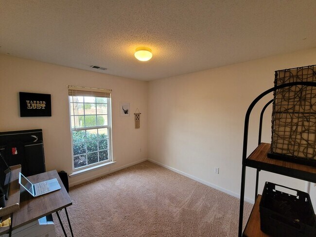 Building Photo - Charming 3 Bedroom with Beautiful Backyard