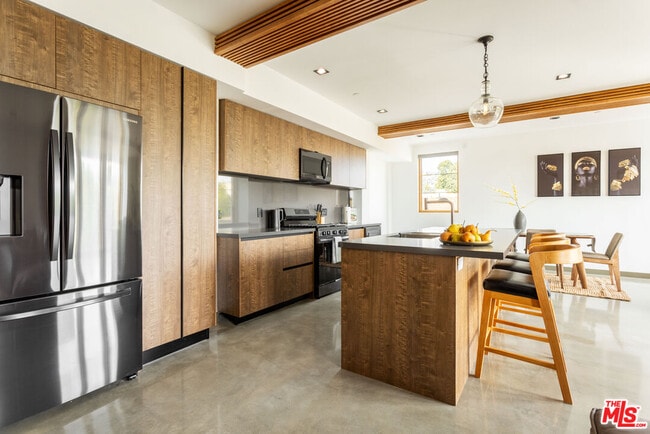 Building Photo - 547 N Sweetzer Ave