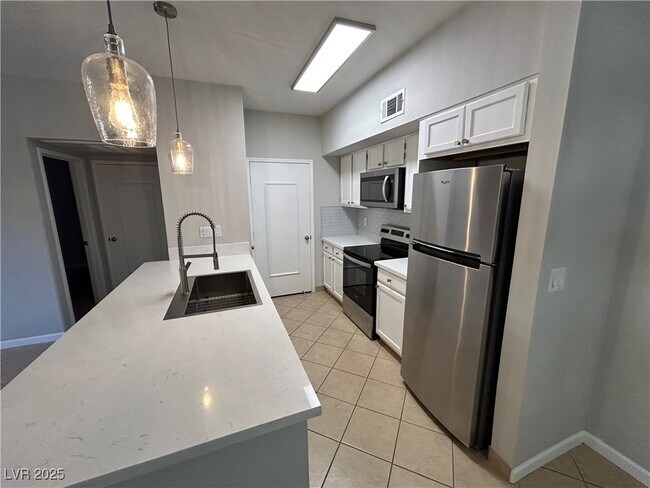 Foto del edificio - 6650 W Warm Springs Rd