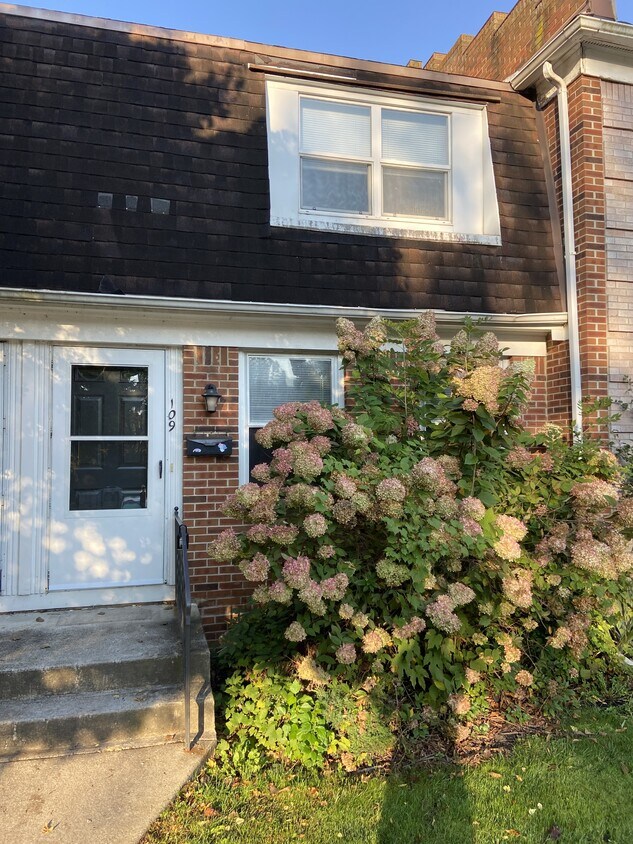 Primary Photo - 109 Creekside Dr