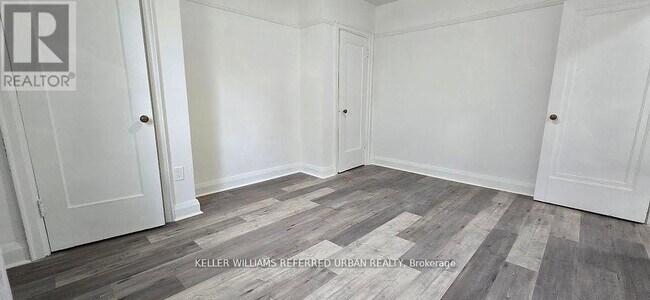Photo du bâtiment - 137-137 Eglinton Ave W